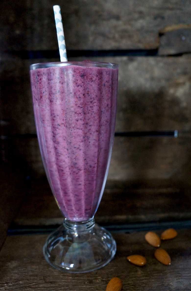 Blueberry & almond smoothie