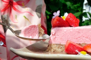 Frozen strawberry cheesecake