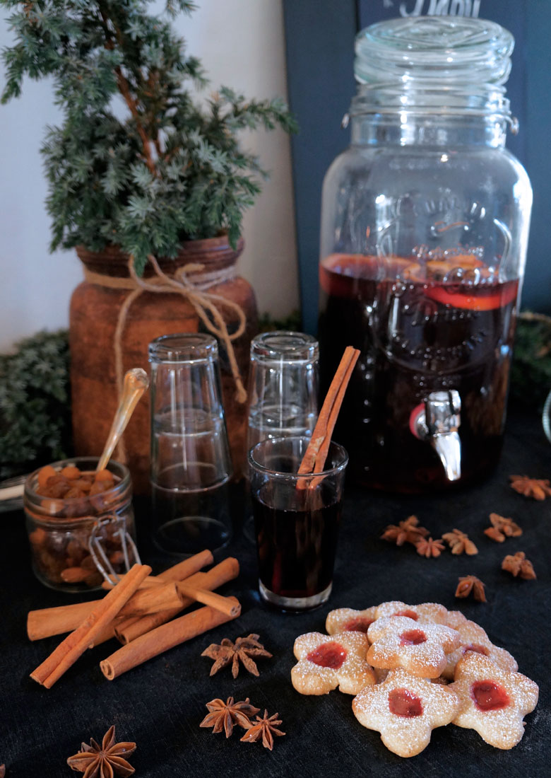 Mulled wine & Christmas biscuits