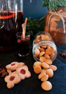 Mulled wine & Christmas biscuits